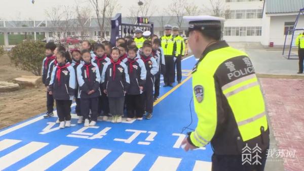 实景模拟 淮安交警打造700平米“交通安全成长之路”开云体育 开云官网