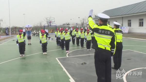 实景模拟 淮安交警打造700平米“交通安全成长之路”开云体育 开云官网(图4)