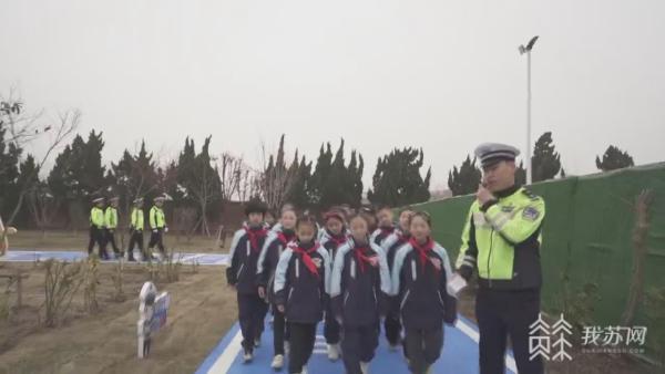 实景模拟 淮安交警打造700平米“交通安全成长之路”开云体育 开云官网(图5)
