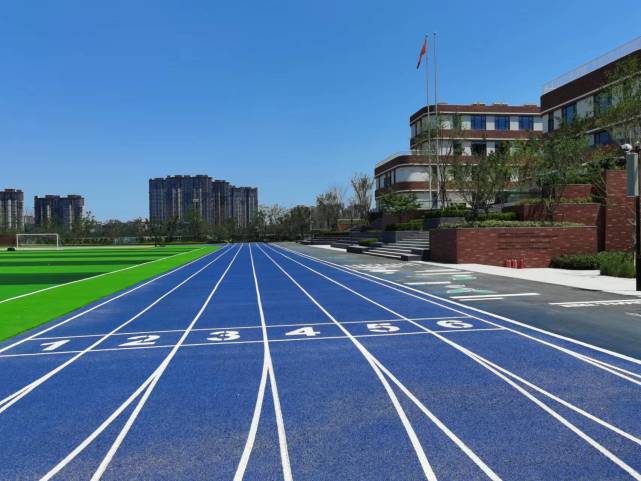 开云体育 开云平台夏季要如何养护学校操场塑胶跑道河南森度体育