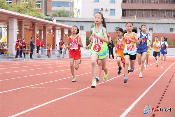 运动场升级 塑胶跑道齐备 晋江东石镇小学生田径运动会首次“搬进”小学校园开云体育 开云官网