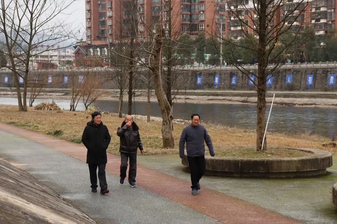 松江河开云 开云体育平台畔塑胶跑道成为群众休闲运动好去处