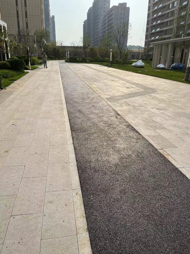 人车分流、塑胶跑道……全没了！交房了中铁建海语城业主却很无开云APP 开云官网入口奈(图4)