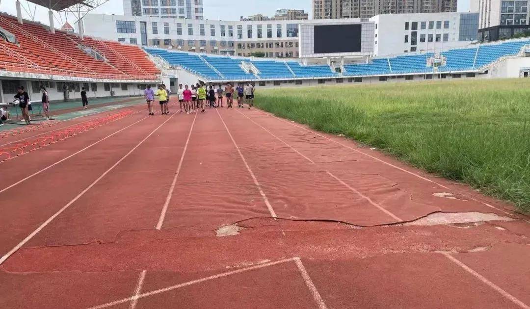 开云体育 开云官网震惊！江西赣州市体育中心塑胶跑道破损严重(图2)