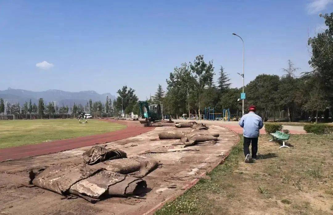 开云体育 开云官网【多彩中州：田径场塑胶跑道大修开始施工】(图3)