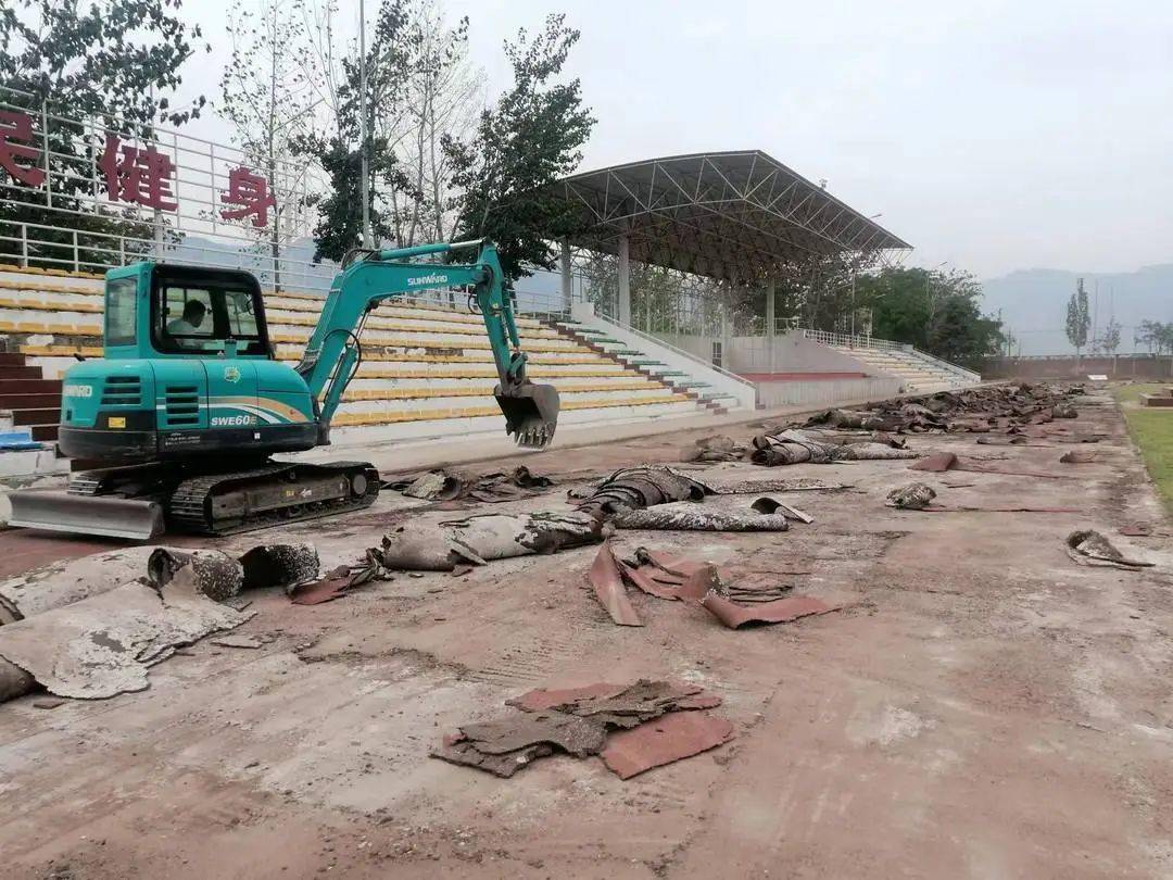 开云体育 开云官网【多彩中州：田径场塑胶跑道大修开始施工】(图2)