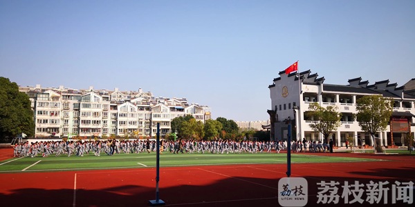 “毒跑道”再难面世！校园塑胶跑道新国标今起实开云 开云体育平台施(图4)