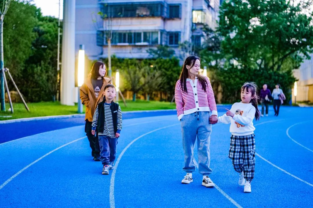 塑胶跑道、篮球场、滑滑梯……学校体育场地免费开放啦！强身健体来奉贤这里不香吗开云体育 kaiyun.com 官网入口？(图3)