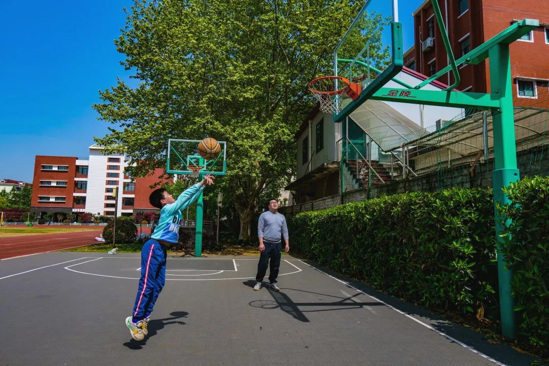 塑胶跑道、篮球场、滑滑梯……学校体育场地免费开放啦！强身健体来奉贤这里不香吗开云体育 kaiyun.com 官网入口？(图6)