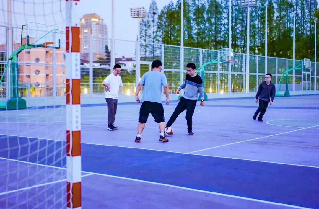 塑胶跑道、篮球场、滑滑梯……学校体育场地免费开放啦！强身健体来奉贤这里不香吗开云体育 kaiyun.com 官网入口？(图5)