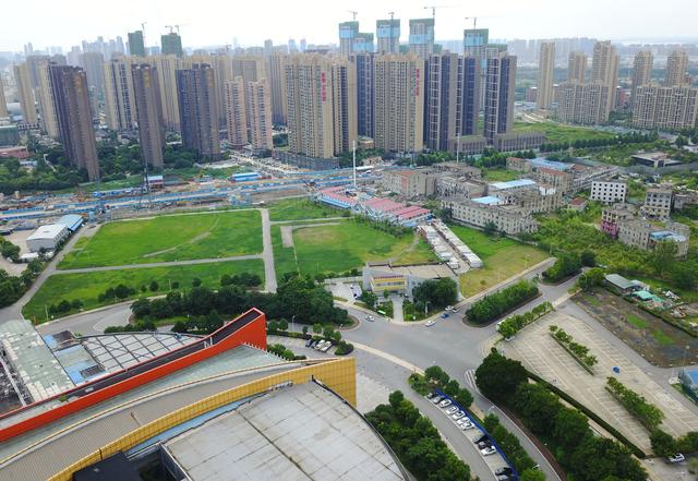 网民建议塔子湖体育中心铺塑开云 开云体育官网胶跑道整体规划已进入设计阶段(图2) 网民建议塔子湖体育中心铺塑开云 开云体育官网胶跑道整体规划已进入设计阶段(图2)