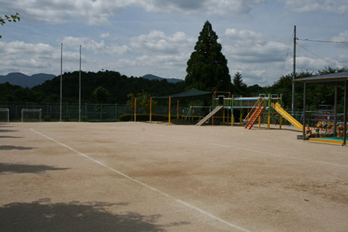 校园毒跑道追踪:国外校园跑道采用什么材质、安开云 开云体育平台全监管如何?