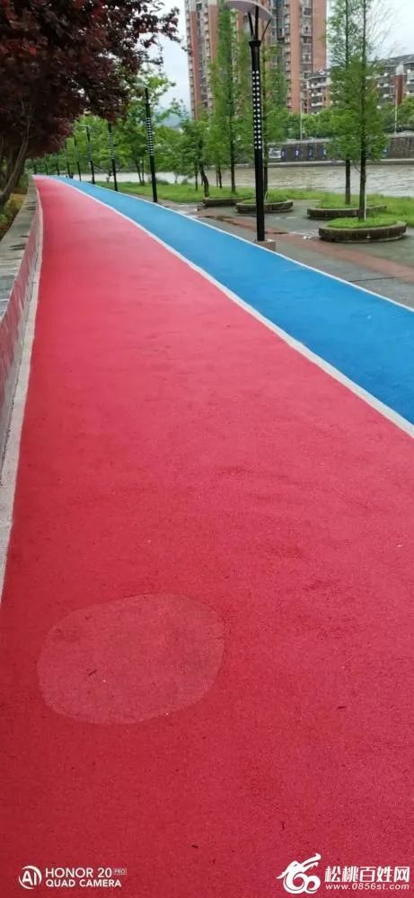 松桃:爱护塑开云体育 开云官网胶健身跑道人人有责