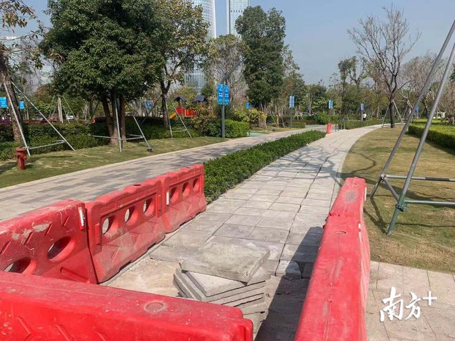 Kaiyun 开云深圳人才公园塑胶跑道被“扒皮”传言跑道换成水泥砖小南调查发现事实