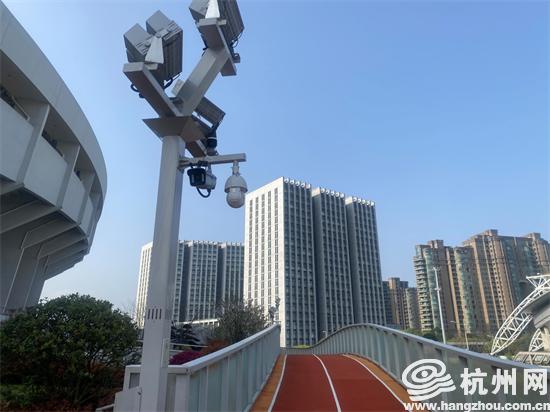 1000米长的空中跑道、一流的“蒙多”预制型塑胶跑道····黄龙体开云 开云体育官网育中心“整容”后华丽“归来”