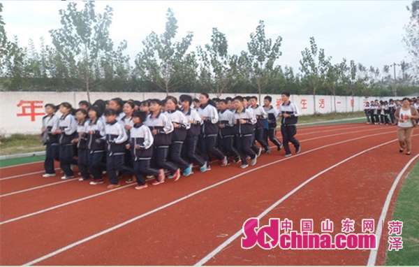 定陶冉堌镇中学400米塑胶跑开云 开云体育平台道投入使用