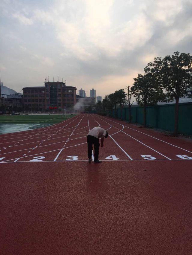 开云APP 开云官网入口广东塑胶跑道厂家丨全塑型自结纹塑胶跑道里是什么材料你清楚吗？(图2)