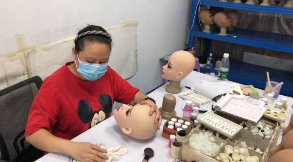 探访成人娃娃Kaiyun 开云工厂：疫情期间德意等国出口大涨可以私人定制(图5)