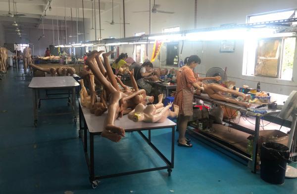 探访成人娃娃Kaiyun 开云工厂：疫情期间德意等国出口大涨可以私人定制(图8)
