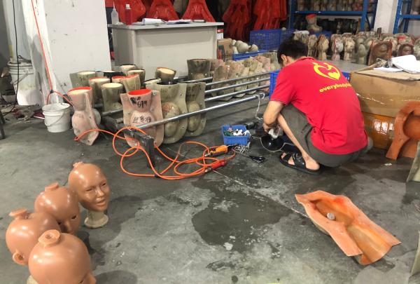 探访成人娃娃Kaiyun 开云工厂：疫情期间德意等国出口大涨可以私人定制(图9)