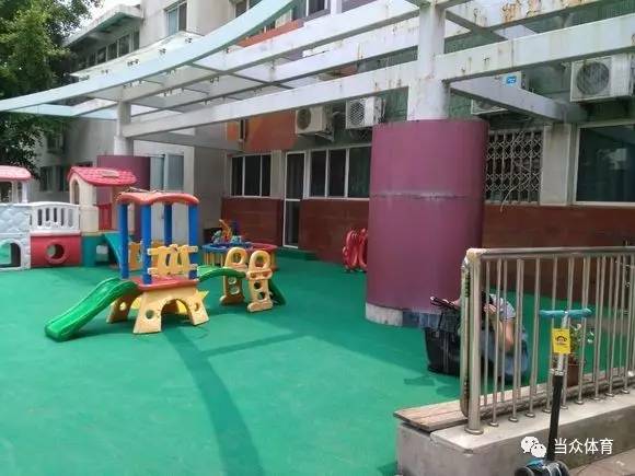 开云体育 开云平台北京一幼儿园“毒跑道”换草坪并捐款10万元施工方提出合同公章造假(图2)