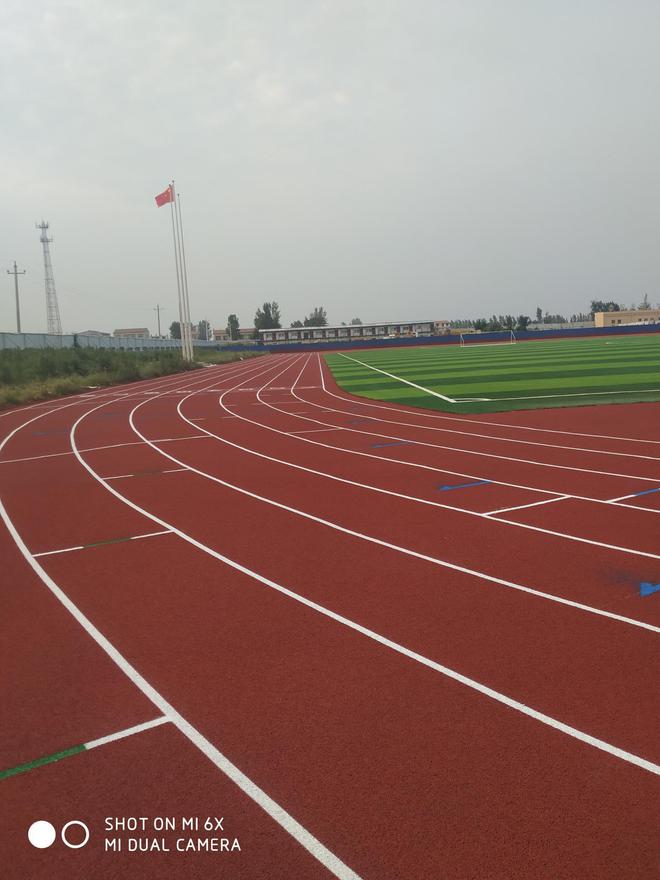 开云体育 开云官网新国标塑胶跑道多少钱一平方包工包料新国标塑胶跑道施工
