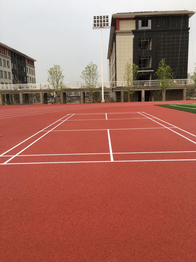 开云体育 开云官网新国标塑胶跑道多少钱一平方包工包料新国标塑胶跑道施工(图2)