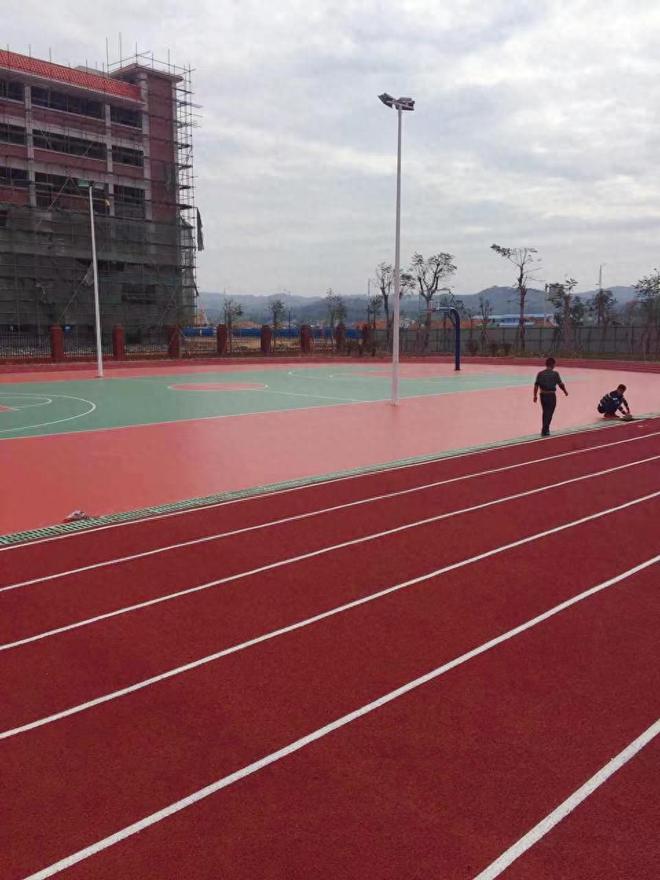 塑胶跑道开云体育 开云平台厂家：复合型塑胶跑道具体有哪些优点？(图2)