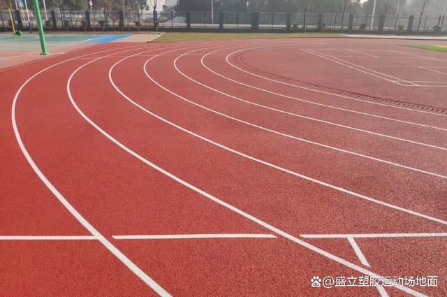 开云 开云体育平台混合型塑胶跑道包工包料的单价价格是多少钱一个平方米？