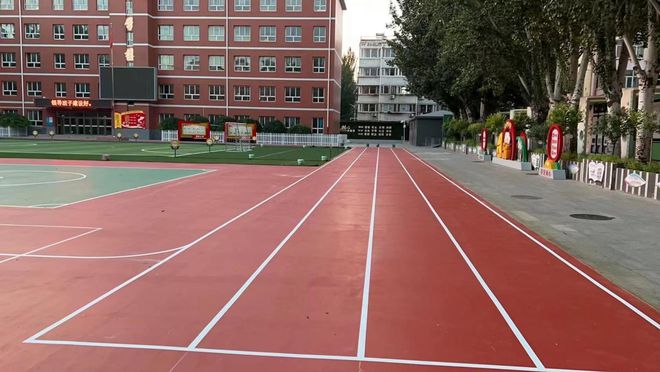 开云体育 开云平台塑胶跑道施工流程丨为什么学校需要定期为塑胶跑道浇水？(图2)
