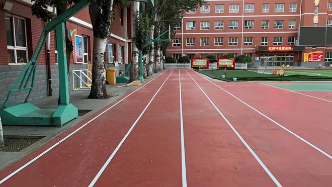 开云体育 开云平台塑胶跑道施工流程丨为什么学校需要定期为塑胶跑道浇水？(图3)