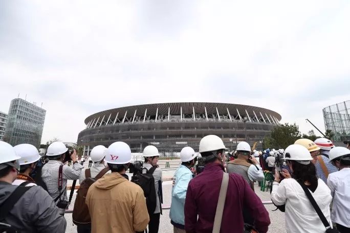 开云体育 开云官网众闻 重庆发布塑胶跑道建价格指导；人造草坪被勒令移除；杭州要建专业足球场；东京奥运主体育场90%完工(图7)