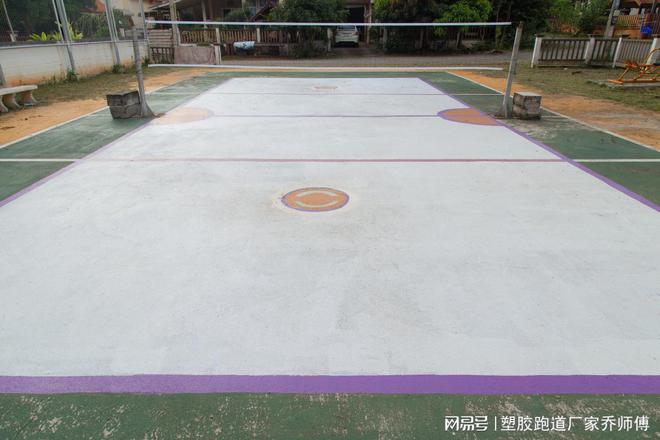 硅PU球场施工工艺详解 乔师傅Kaiyun 开云体育塑胶跑道十大品牌